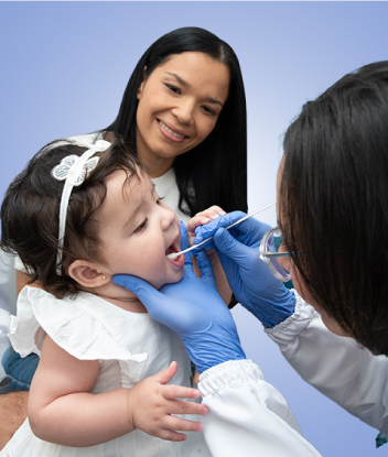Un bebé recién nacido y protegido gracias al servicio de tamizaje genómico neonatal de SURA.