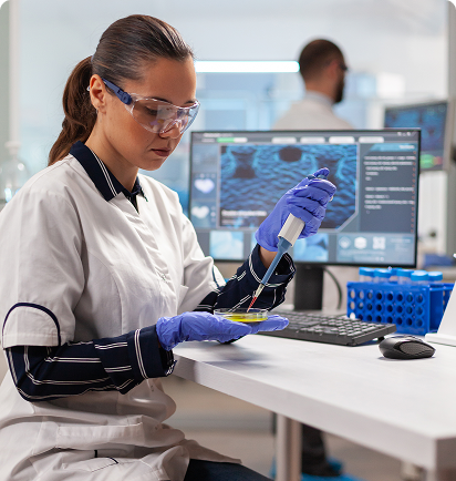 La experta de SURA  analiza una muestra en el laboratorio, como parte de un ensayo clínico. 