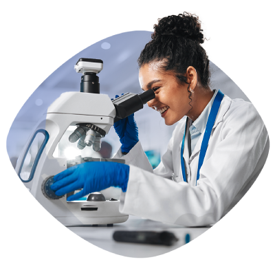 Ilustración de un médico avanzando en su investigación, gracias a que su proyecto fue avalado por el CEI-SURA.