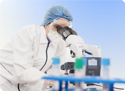 Dos investigadores de SURA analizan muestras en el laboratorio como parte de un proyecto con tecnología genómica.