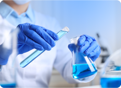 Una investigadora de SURA enseña un tubo de ensayo con una muestra para explicar su trabajo con tecnología posgenómica.